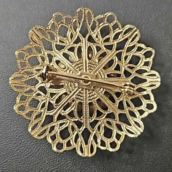 Vintage open filligree goldtone brooch Unsigned - Picture 3 of 3